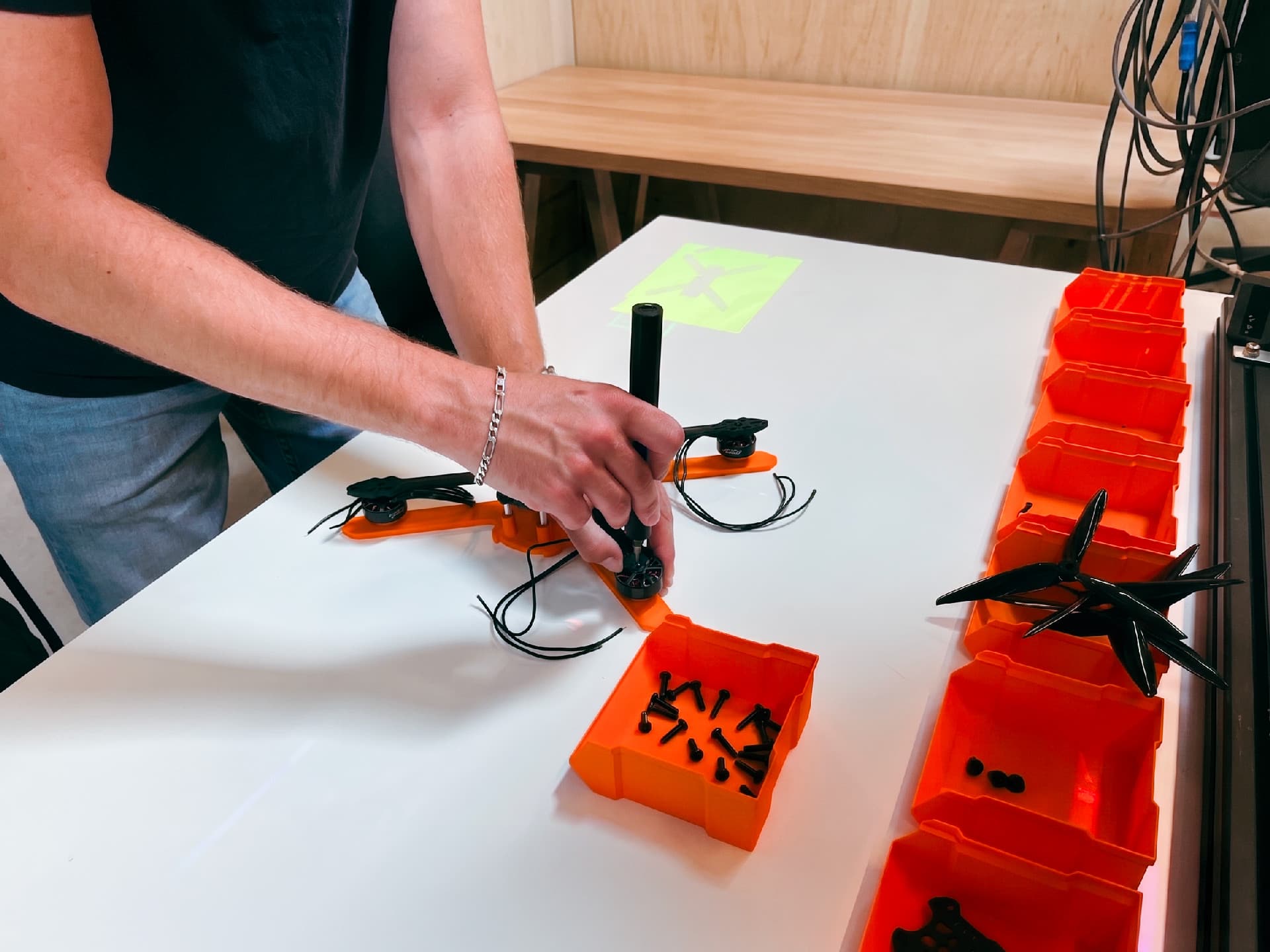 Opérateur utilisant une projection interactive pour monter un drone